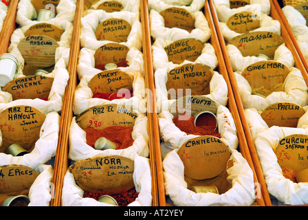 Un assortiment d'épices en vente sur le marché, les agriculteurs français à Paris France Banque D'Images