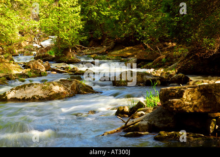 L'eau se précipiter au milieu des rochers en rivière rapide en Ontario Canada Banque D'Images