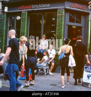 Les gens de l'extérieur un Brick Lane coffee house un dimanche matin, Londres UK Banque D'Images