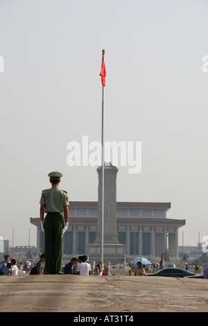 Soldat qui monte la garde au Patrimoine Mondial de l'extérieur de la Cité Interdite, la porte de Tiananmen, sur la Place Tiananmen, Pékin, Chine Banque D'Images