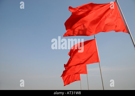 Drapeaux rouges à l'avant du Site du patrimoine mondial La Cité Interdite, la porte de Tiananmen, sur la Place Tiananmen, Pékin, Chine Banque D'Images