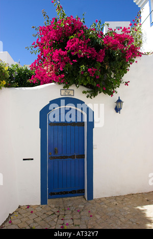 La porte de couleur blanc au mur dans le village de Burgau sur l'Algarve Portugal Banque D'Images