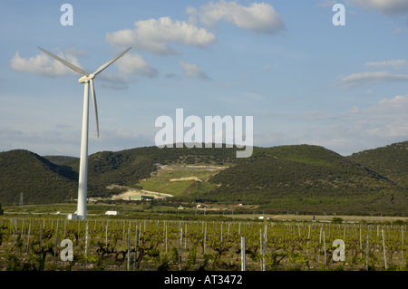 France drome donzere moulin turbine de puissance dans un champ de vignes Banque D'Images