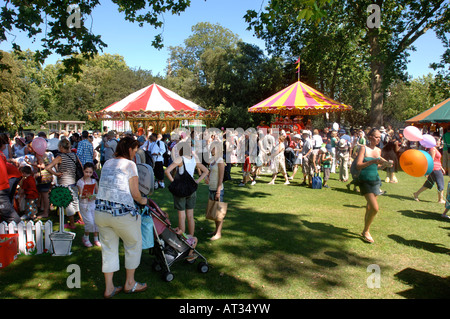 Les PARENTS ET LES ENFANTS À LA FÊTE DU VILLAGE DES INNOCENTS DANS REGENTS PARK LONDRES 2007 Banque D'Images