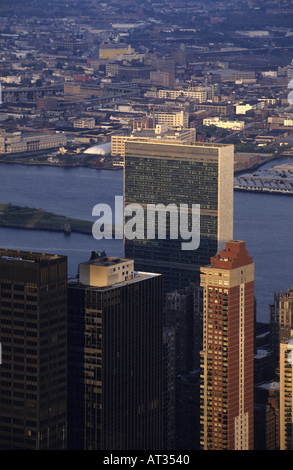 Siège des Nations Unies donnant sur l'East River vu de l'Empire State Building, Manhattan, New York, USA. Banque D'Images