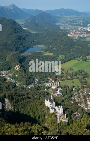 Vue panoramique sur le château de Neuschwanstein et de ses environs en Bavière dans le sud de l'Allemagne. Banque D'Images