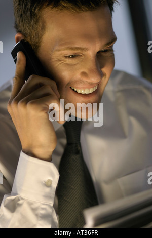 Un homme d'affaires parlant sur un téléphone Banque D'Images