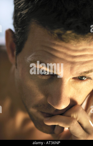 Un portrait d'un homme dans la trentaine en pleine réflexion Banque D'Images