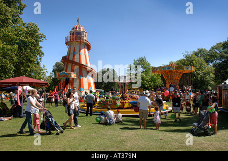 Les PARENTS ET LES ENFANTS À LA FÊTE DU VILLAGE DES INNOCENTS DANS REGENTS PARK LONDRES 2007 Banque D'Images