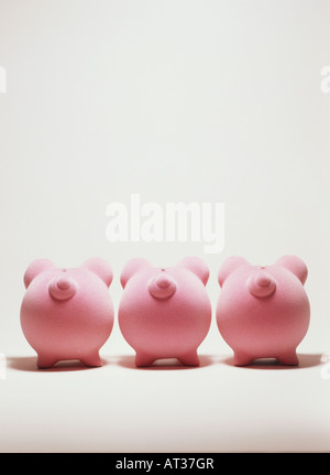 Trois pink Piggy Banks dans une rangée Banque D'Images
