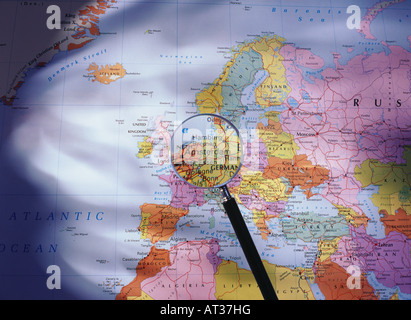 Une carte de l'Europe vu à travers une loupe Banque D'Images
