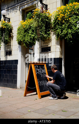 Un employé de pub fait de la publicité pour le match d'Angleterre à l'extérieur du pub Crown & Anchor, Chiswick High Road, Londres, Royaume-Uni, coupe du monde 2006 Banque D'Images