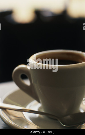 Une tasse de café et une cuillère en argent Banque D'Images