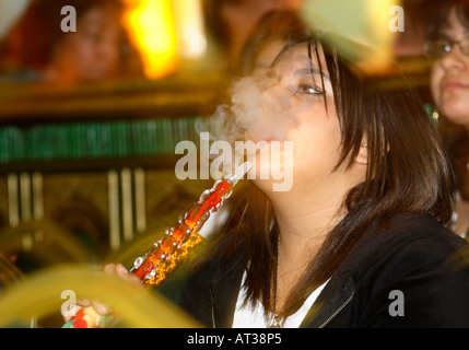 L'Arabie saoudite femme fume ventilateur tuyau shisha tout en regardant leur match contre la Tunisie, Coupe du Monde 2006, Marimar Restaurant Edgware Rd Banque D'Images