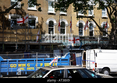 Drapeaux d'Angleterre en vol depuis un échafaudage à l'extérieur de High Road House sur Chiswick High Road, West London, coupe du monde 2006 Banque D'Images