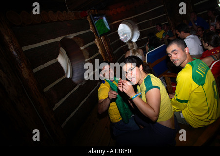 Les fans brésiliens applaudissent à leur équipe lors de la coupe du monde 2006 quart de finale contre la France, sur le bar Anon, Londres Banque D'Images