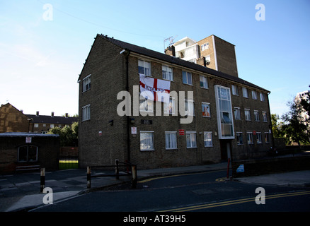 Croix de St George d'un drapeau suspendu à bloc d'appartements, Coupe du Monde 2006, 75015 Paris Banque D'Images