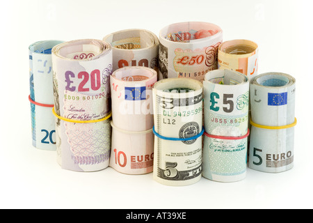 Rouleaux de billets de banque mondiale dans une pile Banque D'Images