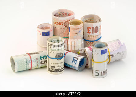 Rouleaux de billets de banque mondiale dans une pile Banque D'Images