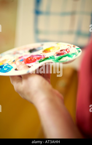 Un artiste féminine tenant une palette de peinture, close-up Banque D'Images
