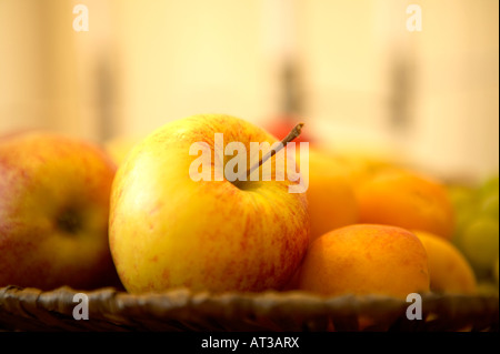 Un panier de fruits sur une table, close-up Banque D'Images