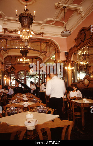 Le magnifique intérieur de la célèbre Majestic Café Porto dans le nord du Portugal est totalement inchangé depuis les années 1920 Banque D'Images