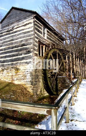 Old grist mill avec roue de l'eau en hiver avec de la neige à Squire Boone Caverns Banque D'Images