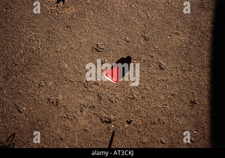 Un doux en forme de coeur abandonné sur un trottoir Banque D'Images