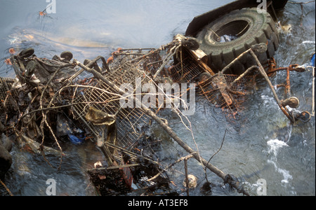 Shopping trollies et autres débris dans la rivière Frome, Somerset, Angleterre Banque D'Images