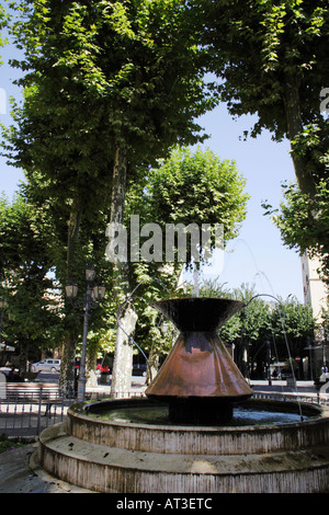 Fontaine à eau à Piazza Spada, ville de Fiuggi, Italie. Banque D'Images