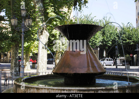 Fontaine d'eau dans la ville de Fiuggi, Italie. Banque D'Images