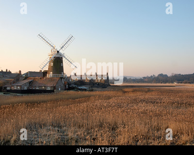 Le CLAJ moulin vue sur les lits de roseaux, le CLAJ North Norfolk england uk Banque D'Images