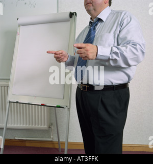 Un homme d'une présentation devant un tableau de conférence Banque D'Images