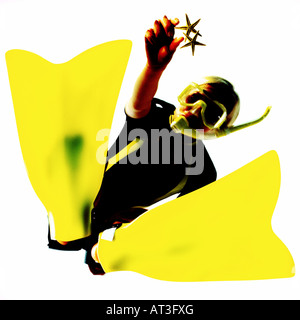 Un enfant portant tuba et palmes pour atteindre l'étoile Banque D'Images