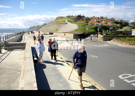 Les promeneurs sur la promenade à West Cliff, West Bay, Dorset, Angleterre, Jurassic Coast Banque D'Images