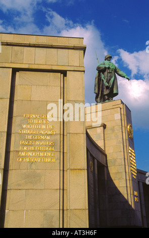 Monument commémoratif de guerre soviétique dans le Tiergarten sur Strasse des 17 Juni Berlin Allemagne Banque D'Images