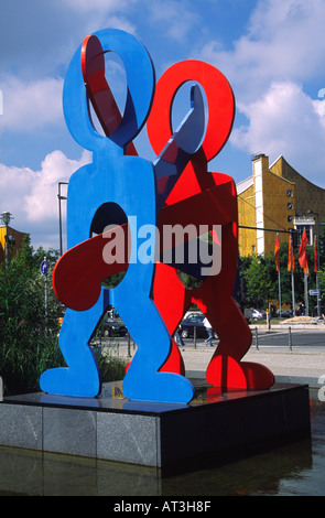 Sculpture boxeurs de Keith Haring Potsdamer Platz Berlin Allemagne Banque D'Images