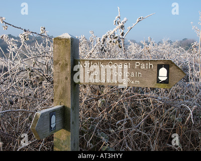 Fabricants de bois couverte de givre poster signe du Norfolk Coast Path sentier public signe montrant blakeney , norfolk claj england uk Banque D'Images