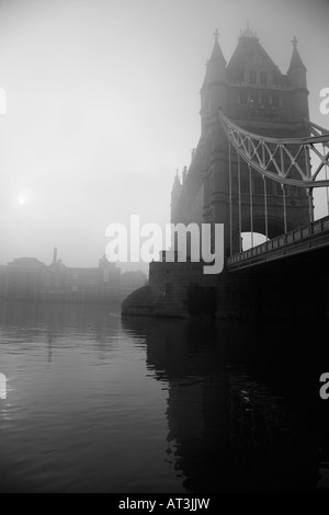 Fogbound Tower Bridge, London Banque D'Images