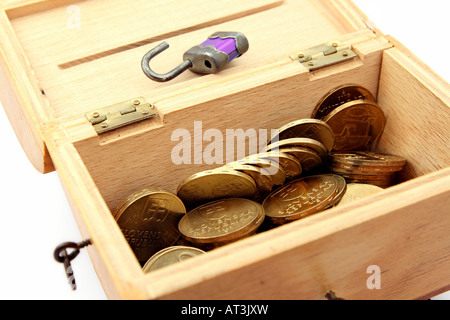 Coffre en bois avec des pièces Banque D'Images