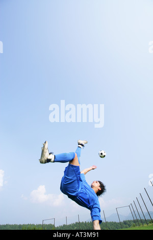 Joueur de football faisant overhead kick Banque D'Images