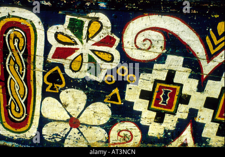 Arc peint de couleurs vives d'une pinasse river boat, Mopti, Mali, Afrique de l'Ouest Banque D'Images