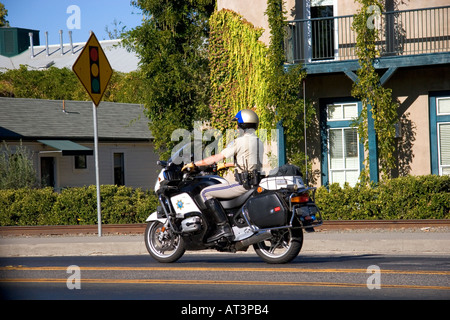 California Highway Patrol Officer riding a motorcycle. Banque D'Images