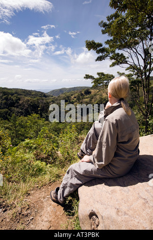 Costa Rica Monteverde woman looking over paysage élevé donne sur le Golfe de Nicoya et Guanacaste Banque D'Images