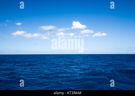 Rêve de l'île Samoa Samoa bleu vert mer eaux sud soleil mer de Southsea vagues sauvages du Pacifique vacances sentiment lagoon reef deep blue Banque D'Images