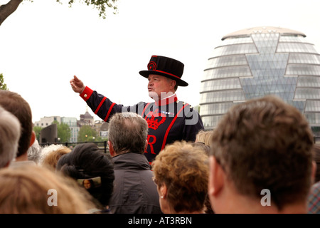 UK London Tower of London Yeoman Guard guidant les visiteurs Banque D'Images