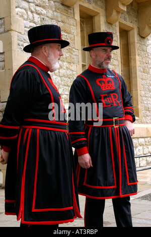 UK London Tower of London Gardiens Yeoman Ken Bryant et Neil Smith Banque D'Images