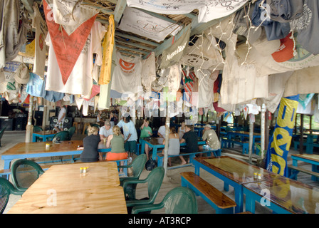 JOST VAN DYKE, Îles Vierges britanniques — Foxy's Bar sur Jost Van Dyke dans les Îles Vierges britanniques. Jost Van Dyke Island est une destination pittoresque des Caraïbes connue pour ses plages immaculées, ses eaux turquoises limpides et son atmosphère détendue. Cette petite île, qui fait partie des îles Vierges britanniques, attire les visiteurs par sa beauté naturelle, ses bars de plage animés et ses possibilités de voile et de plongée en apnée. L'île est un endroit populaire pour les touristes à la recherche d'une escapade tranquille dans un paradis tropical. Banque D'Images