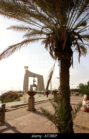 Sénégal Dakar Corniche Ouest monument du millénaire et palm tree Banque D'Images