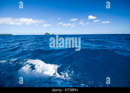 Rêve de l'île Samoa Samoa bleu vert mer eaux sud soleil mer de Southsea vagues sauvages du Pacifique vacances sentiment lagoon reef deep blue Banque D'Images